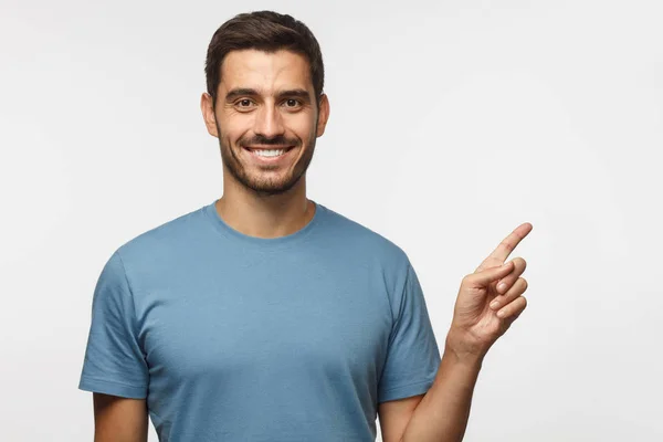 Hombre Guapo Sonriente Camiseta Azul Apuntando Derecha Con Dedo Aislado — Foto de Stock