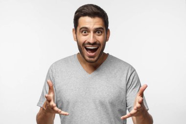 Şaka mı yapıyorsun? Vay canına! Gerçekten mi? Aman tanrım! Bağırarak, ağız açık kameraya bakarak çılgın şok genç adam