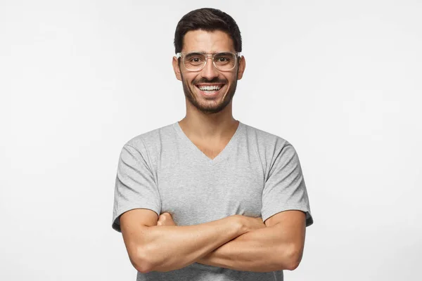 Hombre Guapo Sonriente Gafas Transparentes Pie Con Brazos Cruzados Aislados —  Fotos de Stock