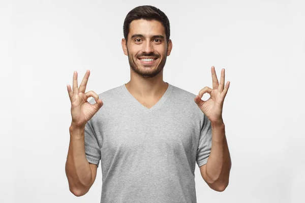 Guapo Joven Sonriente Hombre Mostrando Signo Bien Con Dos Manos — Foto de Stock