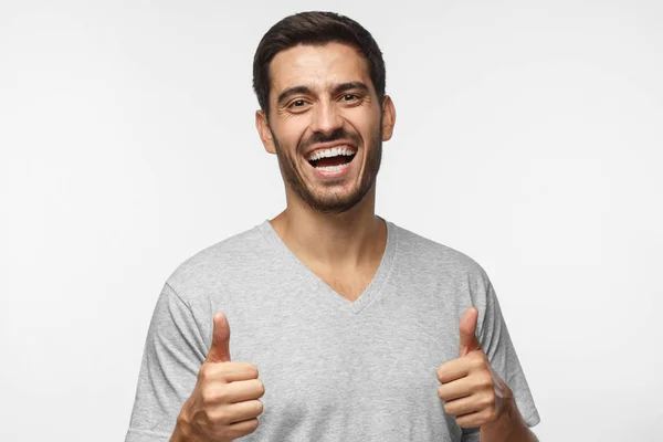 Joven Riéndose Camiseta Gris Haciendo Gesto Aprobación Éxito — Foto de Stock