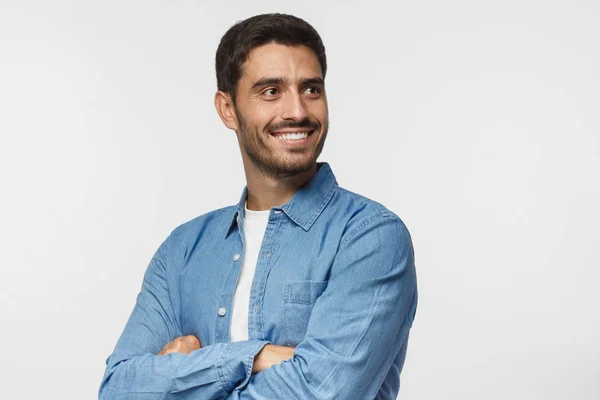 Joven Guapo Aislado Sobre Fondo Gris Vestido Con Camisa Azul — Foto de Stock