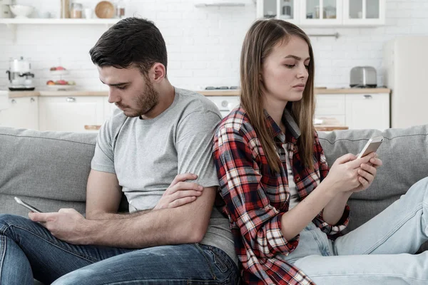 不愉快的夫妇用手机互相忽视 与智能手机上瘾的男朋友和女友 不良关系概念 — 图库照片