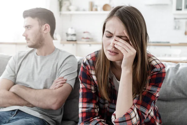 Conflicto Pareja Mujer Estresada Llorando Sentada Sofá Con Marido Abusivo —  Fotos de Stock