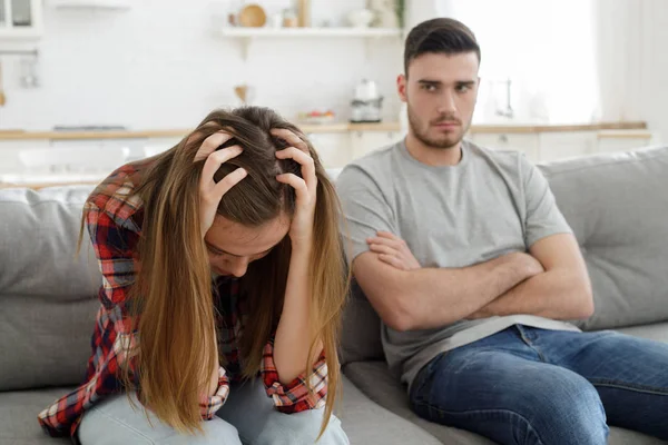 Azzal Érvelve Hogy Pár Rossz Kapcsolat Fogalmát Hangsúlyozta Boldogtalan Feleség — Stock Fotó