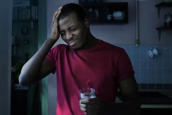 Jovem Afro Americano Sofrendo Dor Cabeça Severa Sua Cozinha Noite — Fotografia de Stock