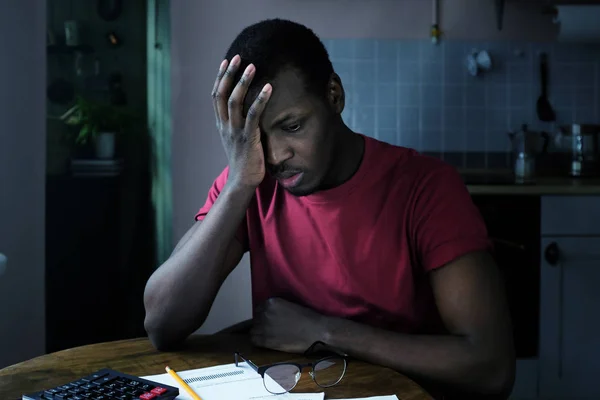 Jovem Afro Americano Frustrado Com Problemas Financeiros Sentado Mesa Cozinha — Fotografia de Stock