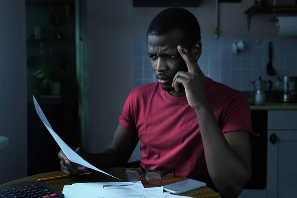 Jovem Frustrado Afro Americano Com Problemas Financeiros Sentado Mesa Cozinha — Fotografia de Stock