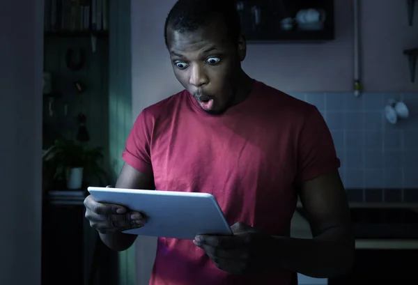 Jovem Homem Afro Americano Olhando Para Tela Tablet Com Grandes — Fotografia de Stock