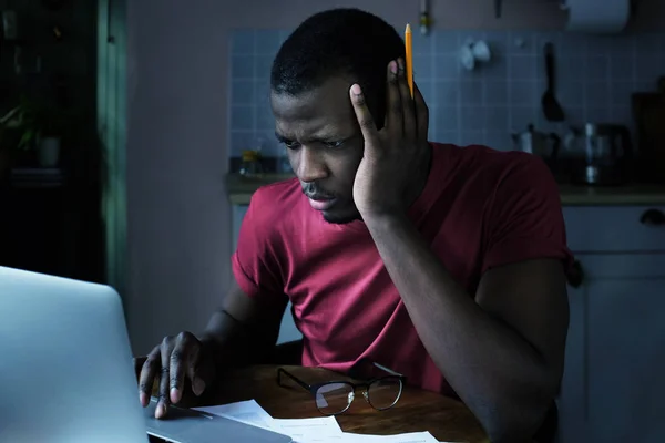 Fiatal Afroamerikai Férfi Otthon Éjjel Laptop Előtt Kipróbálás Hoz Ellenőriz — Stock Fotó