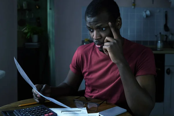 账单支付 非洲裔美国人晚上坐在厨房 试图找出他的财务状况 分析文件 担心债务问题 — 图库照片