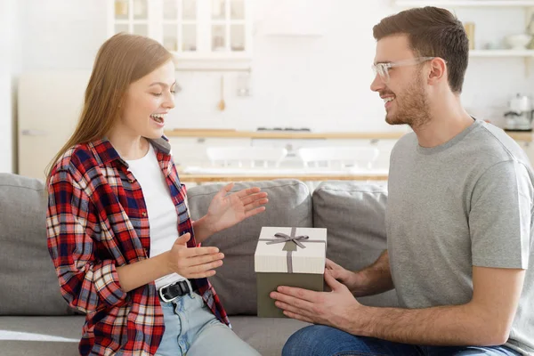 Beau Jeune Homme Donne Boîte Cadeau Petite Amie Surprise Maison — Photo