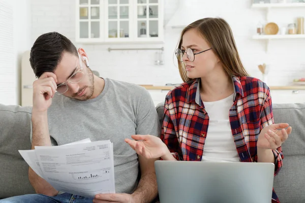 没有钱的家庭 年轻夫妇试图在网上支付账单 有财务问题 担心银行抵押贷款支付和高税收的问题 — 图库照片