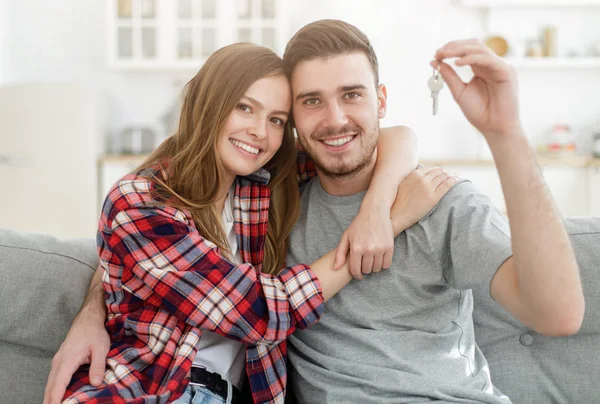 年轻快乐的夫妻拥抱 展示新房子的钥匙 — 图库照片