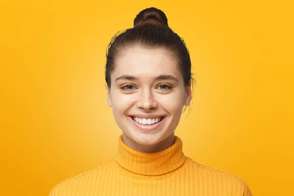 Primer Plano Retrato Una Chica Bonita Sonriente Aislada Sobre Fondo — Foto de Stock