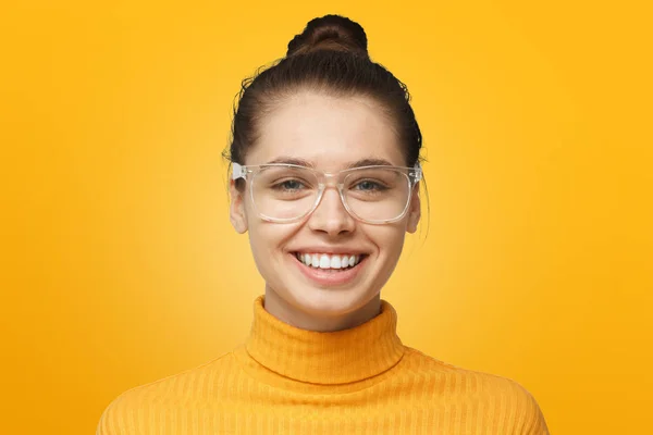 Close Tiro Sorrir Atraente Jovem Mulher Isolada Fundo Amarelo — Fotografia de Stock