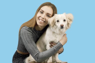 Mutlu ifade ve köpeği ile olumlu kadın açık yürüyüş sonra memnun, iyi ilişkiler var, mavi arka plan üzerinde izole. Evcil hayvanlar ve insanlar 