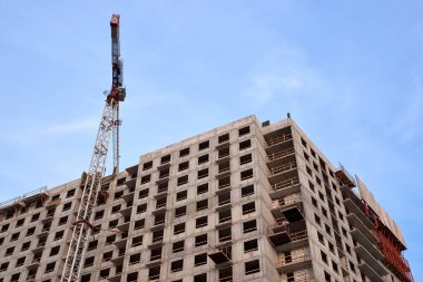 Yeni mahallelerin konut binalarının inşaatı. çok katlı bir konut bina inşa süreci