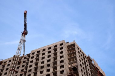 Yeni mahallelerin konut binalarının inşaatı. çok katlı bir konut bina inşa süreci
