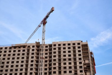 Yeni mahallelerin konut binalarının inşaatı. çok katlı bir konut bina inşa süreci