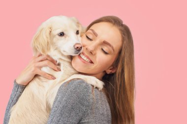 Mutlu ifade ve onun köpek açık yürüyüşten sonra memnun olan pozitif kadın, iyi ilişkiler var, pembe arka plan üzerinde izole. Evcil hayvanlar ve insanlar