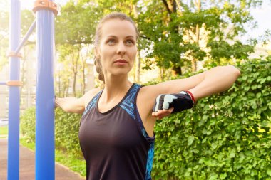 Genç kız koşudan sonra esneme yapıyor