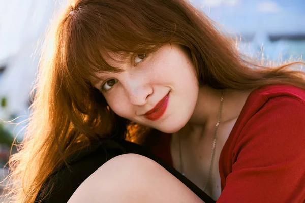 Девушка с длинными вьющимися рыжими волосами имеет красную помаду — стоковое фото