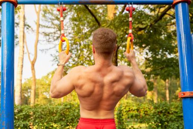 bir atlet vücut geliştirmeci geri push ups yapıyor 