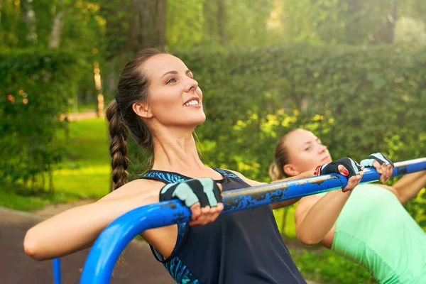kar beyazı gülüşü olan kadın üst şınav yapıyor