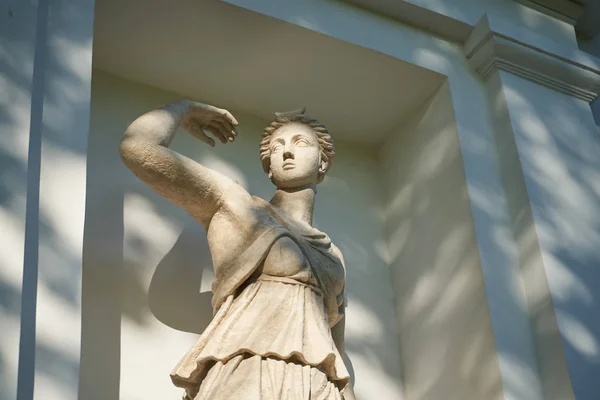 Estátua clássica da jovem mulher da antiguidade — Fotografia de Stock