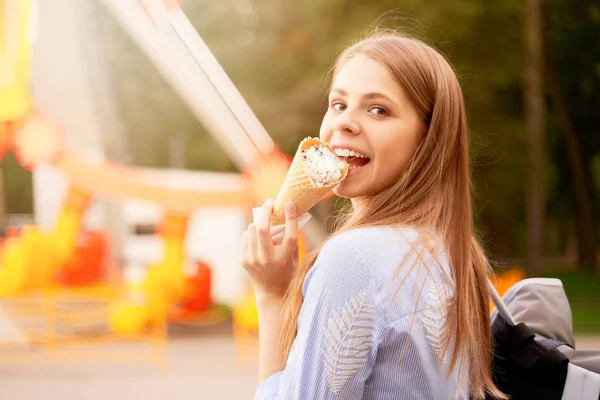 Junge schöne Frau genießt Eis im Freien. — Stockfoto