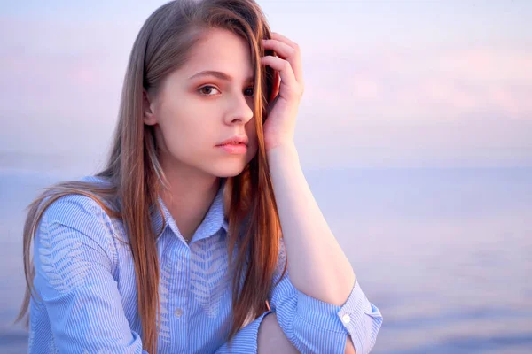 Belle adolescente avec un regard pensif agréable . — Photo