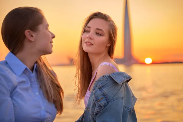 Dwie dziewczyny w zachodzie słońca Dyskutować, aby plany na przyszłość. — Zdjęcie stockowe