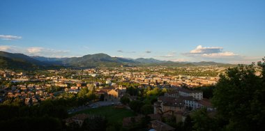 Bergamo Alpler dağları ve mavi bulutlu gökyüzü ile