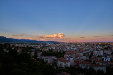 Bergamo Alpler dağları ve mavi bulutlu gökyüzü ile