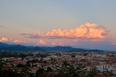 Bergamo Alpler dağları ve mavi bulutlu gökyüzü ile