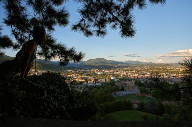 Bergamo Alpler dağları ve mavi bulutlu gökyüzü ile