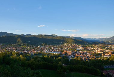 Bergamo Alpler dağları ve mavi bulutlu gökyüzü ile