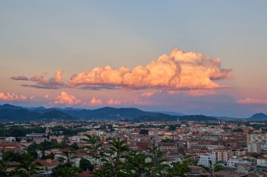 Bergamo Alpler dağları ve mavi bulutlu gökyüzü ile