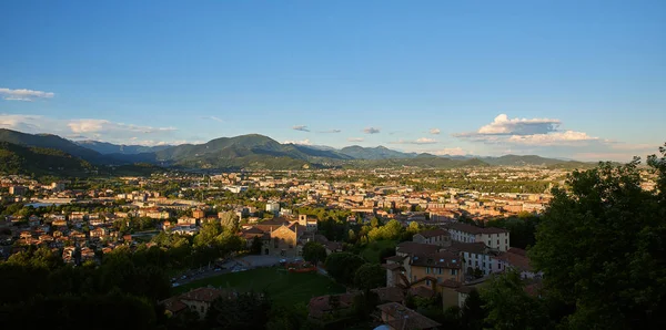 Bergamo Alpler dağları ve mavi bulutlu gökyüzü ile