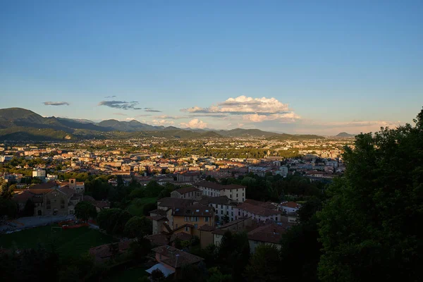 Bergamo Alpler dağları ve mavi bulutlu gökyüzü ile