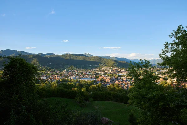 Bergamo Alpler dağları ve mavi bulutlu gökyüzü ile