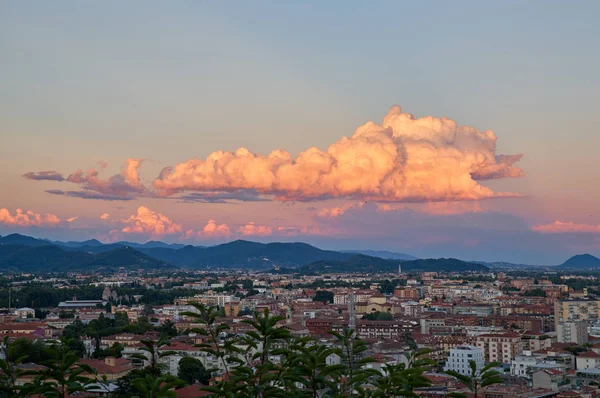 Bergamo Alpler dağları ve mavi bulutlu gökyüzü ile