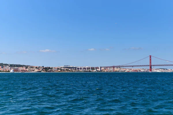 Ponte 25 aprile-de Abril, che collega Lisbona — Foto Stock
