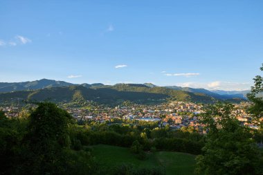 Bergamo Alpler dağları ve mavi bulutlu gökyüzü ile