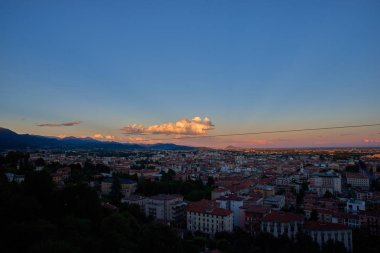 Bergamo Alpler dağları ve mavi bulutlu gökyüzü ile