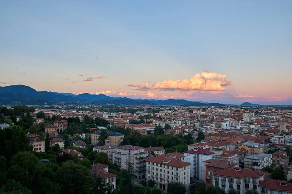 Bergamo con Alpi e cielo azzurro nuvoloso — Foto Stock