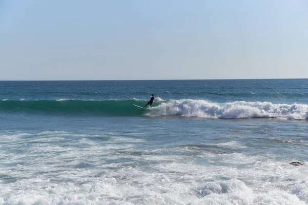 Surf cavalca onda tavola da surf in Costa da Caparica — Foto Stock