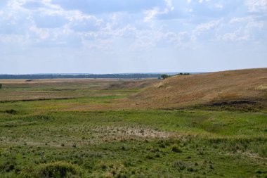 Sıcak güneş ışınları altında ravines ile Rus bozkır