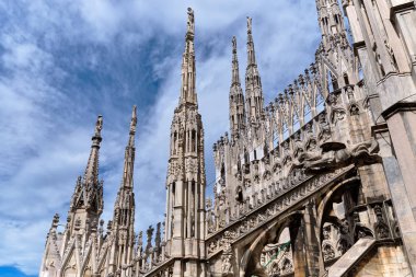 Şaşırtıcı gotik katedral Duomo di Milano görünümü.